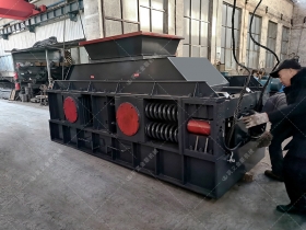 2PG1000X700对辊TX010.TV糖心发往湖北恩施破碎鹅卵石